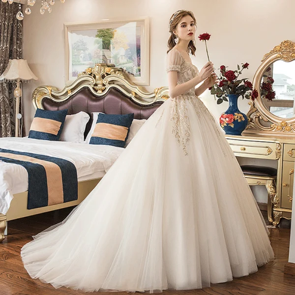 Élégant Champagne Robe De Mariée 2019 Robe Boule Encolure Carrée Perlage Paillettes En Dentelle Fleur Manches Courtes Dos Nu Train De Balayage