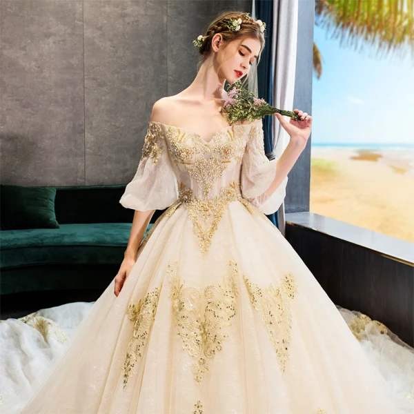Stilig Champagne Bröllopsklänningar 2019 Prinsessa Av Axeln Beading Paljetter Spets Blomma Korta ärm Halterneck Royal Train
