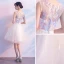 Chic / Belle Champagne Transparentes Été de retour Robe De Graduation 2018 Princesse Encolure Dégagée Sans Manches Appliques En Dentelle Perle Noeud Ceinture Courte Volants Robe De Ceremonie