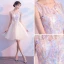 Chic / Belle Champagne Transparentes Été de retour Robe De Graduation 2018 Princesse Encolure Dégagée Sans Manches Appliques En Dentelle Perle Noeud Ceinture Courte Volants Robe De Ceremonie