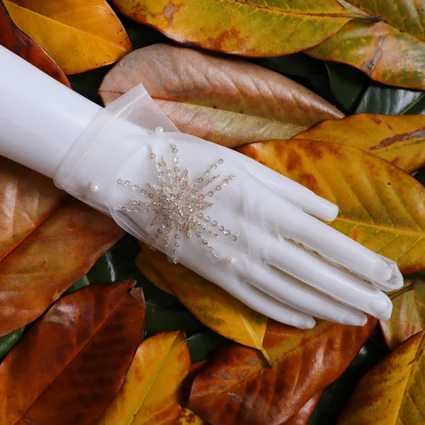 Glamorous Romantic White Bridal Gloves 2020 Tulle Beading Crystal Pearl Rhinestone Prom Wedding Accessories