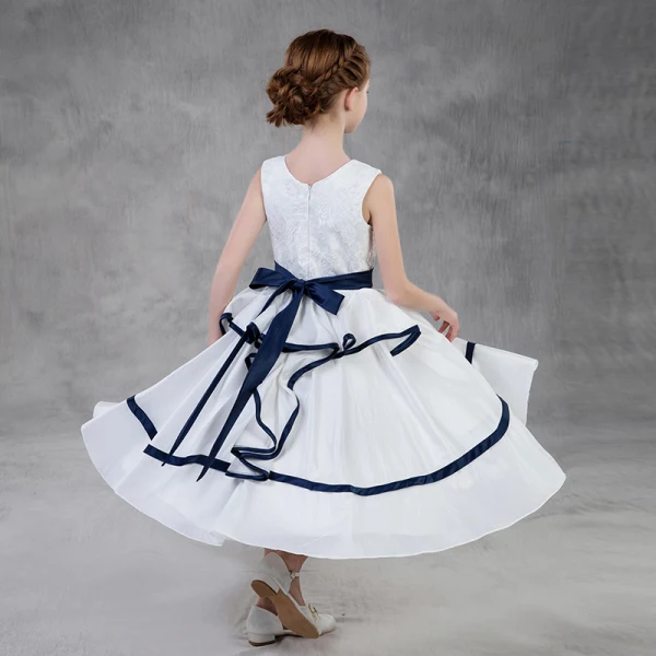 Simple Blanche Robe Ceremonie Fille 2018 Princesse V-Cou Sans Manches Ceinture Thé Longueur Volants Robe Pour Mariage