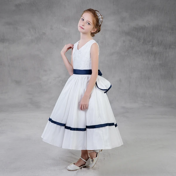 Simple Blanche Robe Ceremonie Fille 2018 Princesse V-Cou Sans Manches Ceinture Thé Longueur Volants Robe Pour Mariage