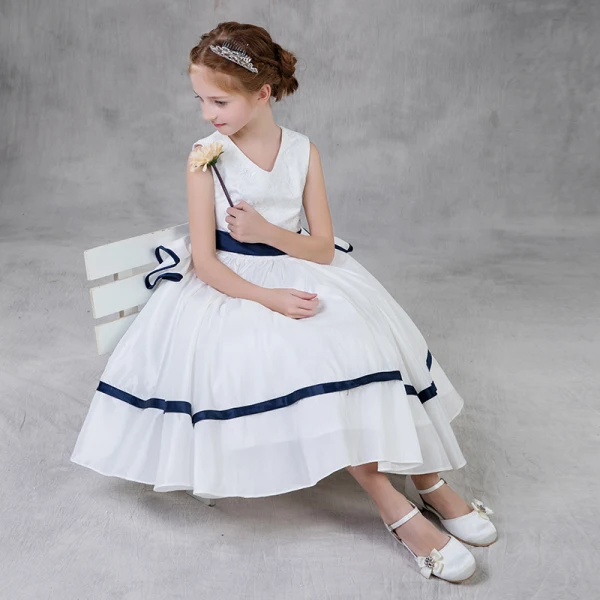 Simple Blanche Robe Ceremonie Fille 2018 Princesse V-Cou Sans Manches Ceinture Thé Longueur Volants Robe Pour Mariage