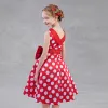 Piękne Czerwone Sukienki Dla Dziewczynek 2018 Princessa Wycięciem Bez Rękawów Białe Spleciona Kokarda Szarfa Długość Herbaty Wzburzyć Bez Pleców Sukienki Na Wesele