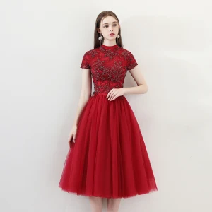Style Chinois Bordeaux De Retour Robe De Graduation 2018 Princesse Col Haut Manches Courtes Glitter Perlage Thé Longueur Volants Dos Nu Robe De Ceremonie