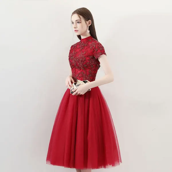 Chinese style Burgundy Homecoming Graduation Dresses 2018 A-Line / Princess High Neck Short Sleeve Glitter Beading Tea-length Ruffle Backless Formal Dresses