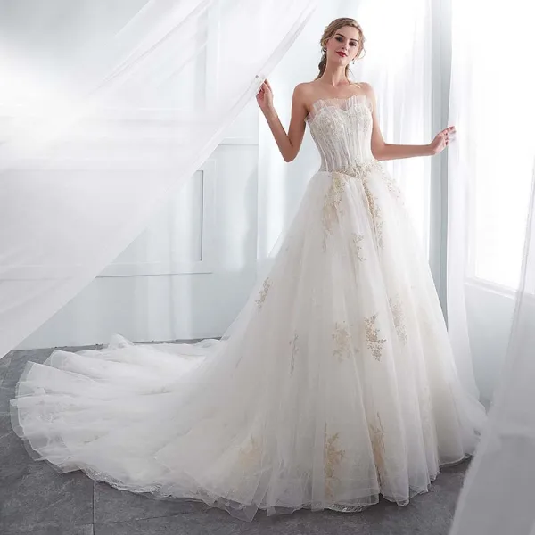 Fine Hvit Brudekjoler 2018 Prinsesse Kjæreste Uten Ermer Ryggløse Gull Appliques Blonder Beading Chapel Train Buste