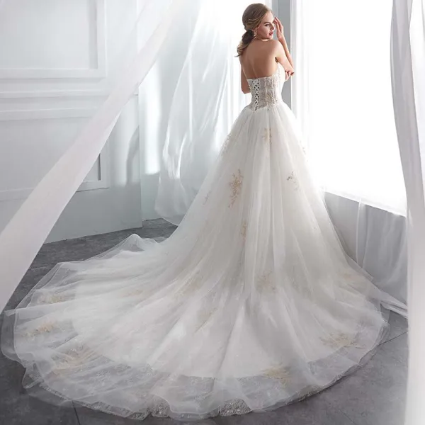 Fine Hvit Brudekjoler 2018 Prinsesse Kjæreste Uten Ermer Ryggløse Gull Appliques Blonder Beading Chapel Train Buste