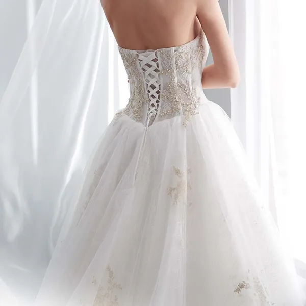 Fine Hvit Brudekjoler 2018 Prinsesse Kjæreste Uten Ermer Ryggløse Gull Appliques Blonder Beading Chapel Train Buste