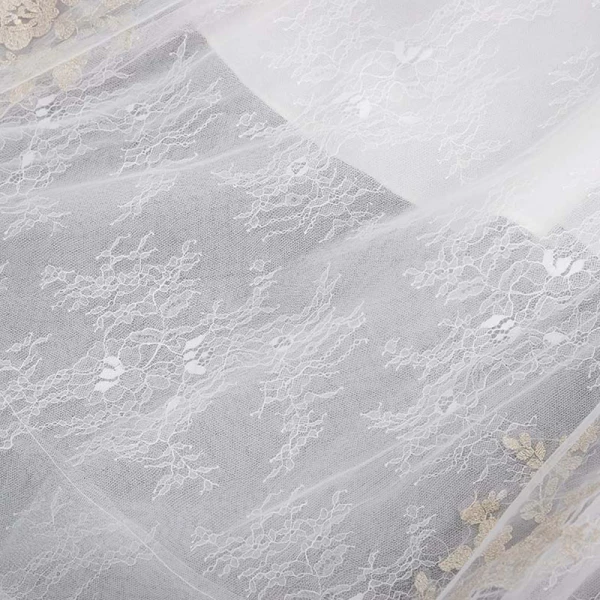 Fine Hvit Brudekjoler 2018 Prinsesse Kjæreste Uten Ermer Ryggløse Gull Appliques Blonder Beading Chapel Train Buste