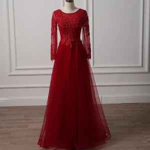 Snygga Fina Burgundy Aftonklänningar 2018 Prinsessa Urringning Genomskinliga Långärmad Appliqués Spets Beading Långa Ruffle Halterneck Formella Klänningar