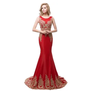 Chic Belle Rouge Robe De Soirée 2018 Trompette Sirène Encolure Dégagée Sans Manches Doré Appliques En Dentelle Faux Diamant Train De Balayage Volants Robe De Ceremonie