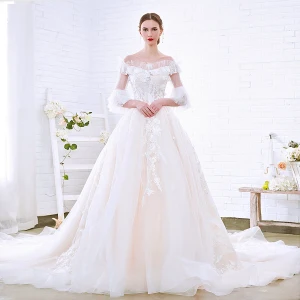 Charmig Champagne Bröllopsklänningar 2018 Prinsessa Av Axeln 3 4 Ärm Halterneck Appliqués Spets Cathedral Train Ruffle