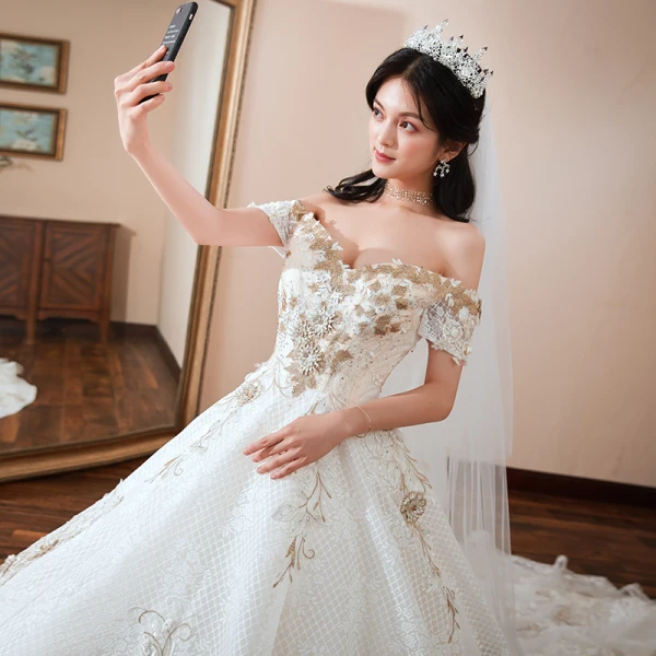 Schöne Weiß Brautkleider 2018 Ballkleid Off Shoulder Kurze Ärmel Rückenfreies Applikationen Mit Spitze Strass Kathedrale Schleppe Rüschen