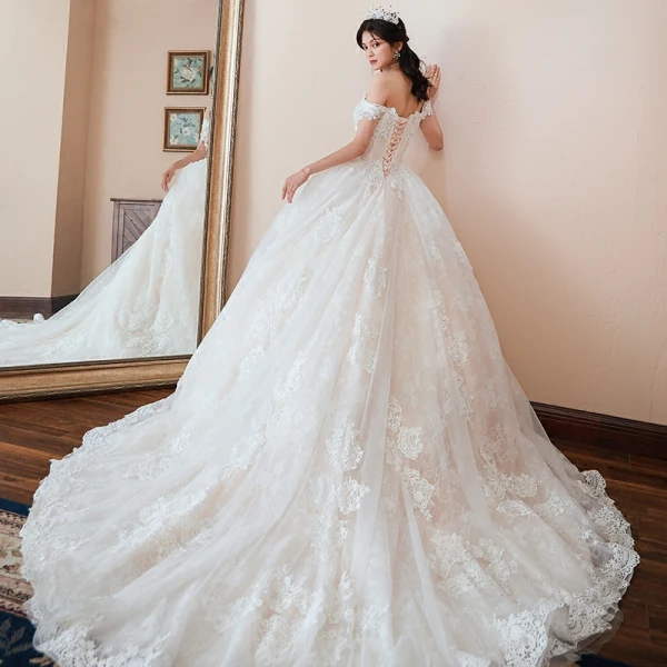 Chic / Belle Champagne Robe De Mariée 2018 Robe Boule De l'épaule Manches Courtes Dos Nu Appliques En Dentelle Perle Paillettes Chapel Train Volants