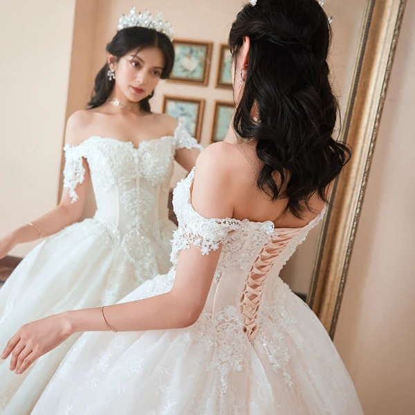 Chic / Belle Champagne Robe De Mariée 2018 Robe Boule De l'épaule Manches Courtes Dos Nu Appliques En Dentelle Perle Paillettes Chapel Train Volants