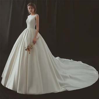 Simple Ivoire Robe De Mariée 2018 Robe Boule Encolure Dégagée Sans Manches Dos Nu Royal Train Volants