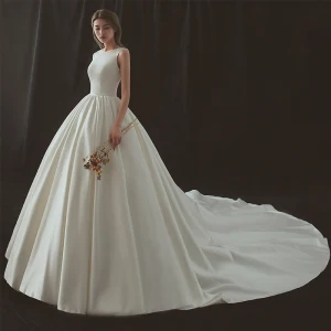 Simple Ivoire Robe De Mariée 2018 Robe Boule Encolure Dégagée Sans Manches Dos Nu Royal Train Volants