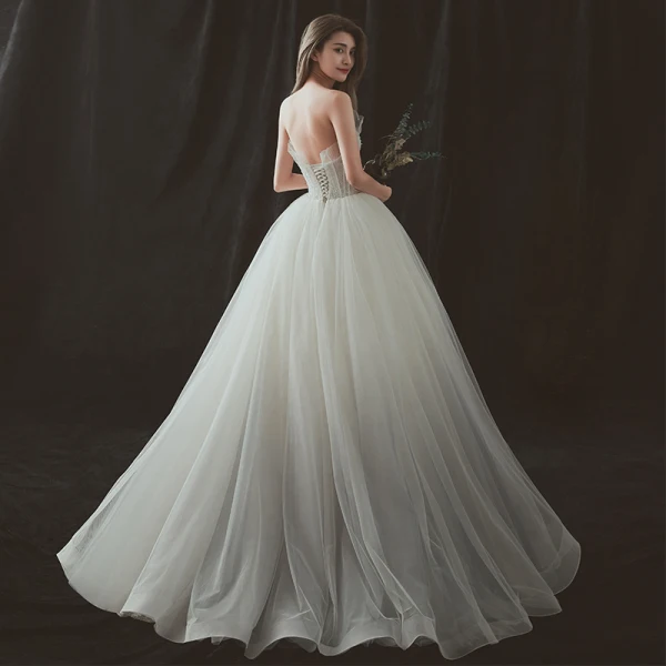 Unique Ivory / Creme Farbverlauf Grau Brautkleider 2018 Ballkleid Bandeau Ärmellos Rückenfreies Perle Lange Rüschen