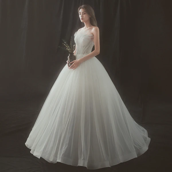 Unique Ivory / Creme Farbverlauf Grau Brautkleider 2018 Ballkleid Bandeau Ärmellos Rückenfreies Perle Lange Rüschen