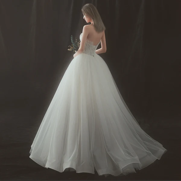 Unique Ivory / Creme Farbverlauf Grau Brautkleider 2018 Ballkleid Bandeau Ärmellos Rückenfreies Perle Lange Rüschen