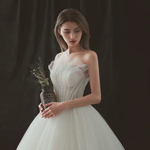 Unique Ivory / Creme Farbverlauf Grau Brautkleider 2018 Ballkleid Bandeau Ärmellos Rückenfreies Perle Lange Rüschen