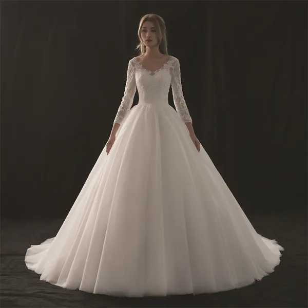 Modest / Simple Ivory Wedding Dresses 2018 A-Line / Princess V-Neck 3/4 Sleeve Appliques Pierced Lace Chapel Train Ruffle