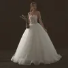 Illusion Elfenben Bröllopsklänningar 2018 Balklänning Älskling Ärmlös Halterneck Appliqués Pierced Spets Svep Tåg Ruffle