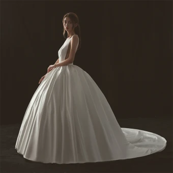 Sexy Ivoire Robe De Mariée 2018 Robe Boule V Cou Sans Manches Dos Nu Cathedral Train Volants