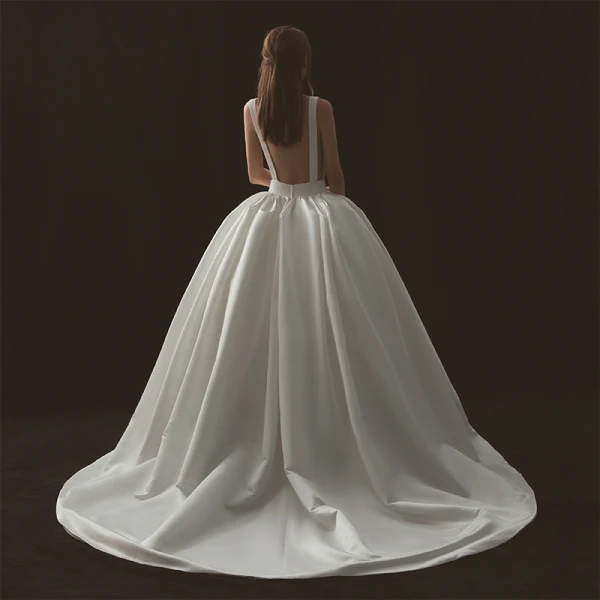 Sexy Ivoire Robe De Mariée 2018 Robe Boule V-Cou Sans Manches Dos Nu Cathedral Train Volants