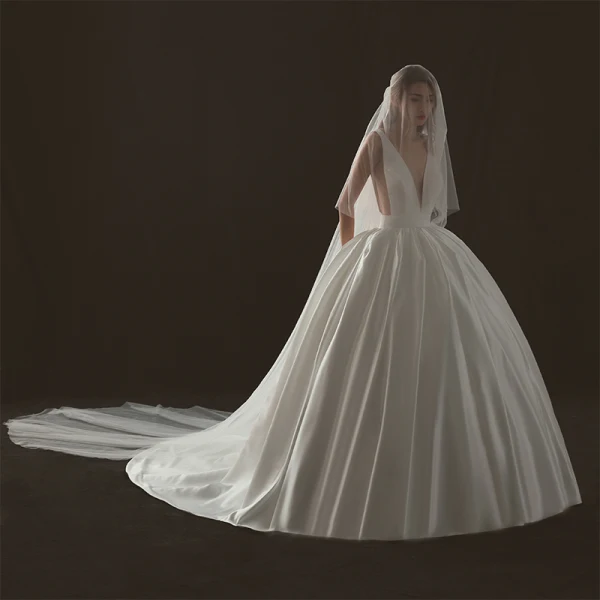 Sexy Ivoire Robe De Mariée 2018 Robe Boule V-Cou Sans Manches Dos Nu Cathedral Train Volants