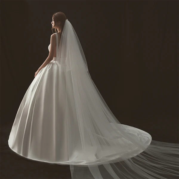 Sexy Ivoire Robe De Mariée 2018 Robe Boule V-Cou Sans Manches Dos Nu Cathedral Train Volants