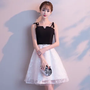 Remise Noire Blanche De Retour Robe De Graduation 2018 Princesse Bretelles Spaghetti Sans Manches Appliques En Dentelle Faux Diamant Métal Ceinture Courte Volants Dos Nu Robe De Ceremonie