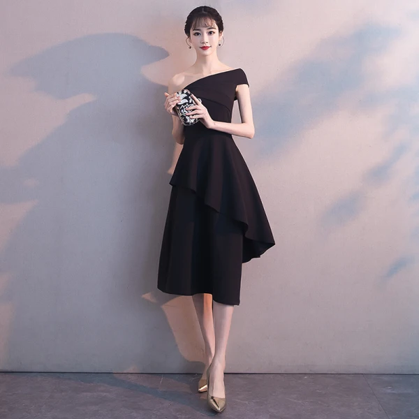 Amazing / Unique Black Homecoming Graduation Dresses 2018 A-Line / Princess Off-The-Shoulder Short Sleeve Asymmetrical Ruffle Backless Formal Dresses