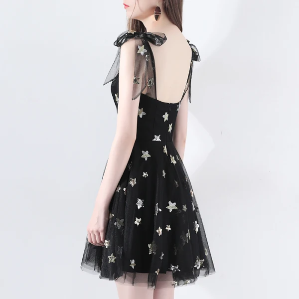 Chic / Belle Noire de retour Robe De Graduation 2018 Princesse épaules Sans Manches Étoile Paillettes Courte Volants Dos Nu Robe De Ceremonie