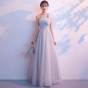 Abordable Gris Robe De Soirée 2018 Princesse Une Épaule Noeud Sans Manches Longue Volants Dos Nu Robe De Ceremonie