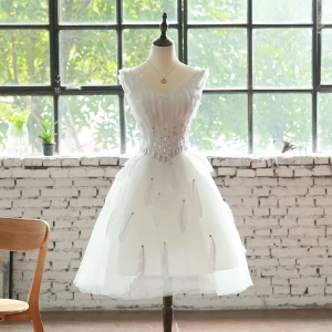 Remise Blanche Robe De Cocktail 2018 Princesse V Cou Sans Manches Plumes Faux Diamant Mi Longues Volants Dos Nu Robe De Ceremonie