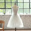 Zniżka Białe Sukienki Koktajlowe 2018 Princessa V-Szyja Bez Rękawów Pióro Rhinestone Długość do kolan Wzburzyć Bez Pleców Sukienki Wizytowe