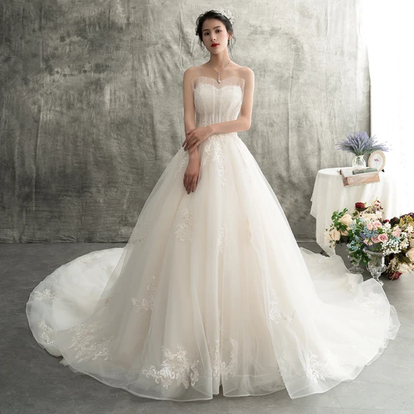 Elegant Champagne Brudekjoler 2018 Ballkjole Kjæreste Uten Ermer Ryggløse Appliques Blonder Paljetter Cathedral Train Buste