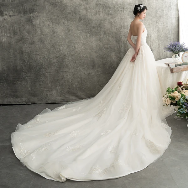 Elegant Champagne Brudekjoler 2018 Ballkjole Kjæreste Uten Ermer Ryggløse Appliques Blonder Paljetter Cathedral Train Buste