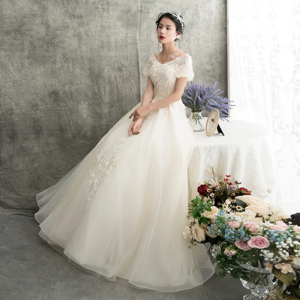Schöne Champagner Brautkleider / Hochzeitskleider 2018 A Linie V-Ausschnitt Geschwollenes Kurze Ärmel Rückenfreies Applikationen Spitze Perlenstickerei Sweep / Pinsel Zug Rüschen