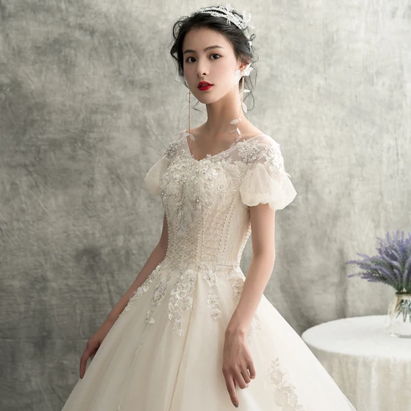 Schöne Champagner Brautkleider / Hochzeitskleider 2018 A Linie V-Ausschnitt Geschwollenes Kurze Ärmel Rückenfreies Applikationen Spitze Perlenstickerei Sweep / Pinsel Zug Rüschen
