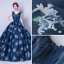 Schöne Marineblau Ballkleider 2018 Ballkleid V-Ausschnitt Ärmellos Perle Schleife Stoffgürtel Drucken Lange Rüschen Rückenfreies Festliche Kleider