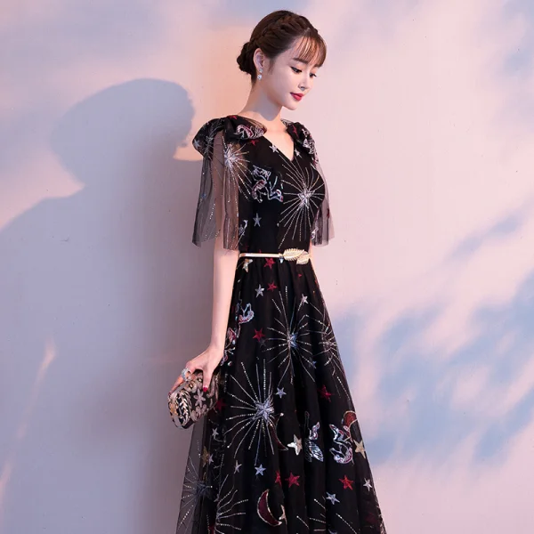 Chic / Belle Noire de retour Robe De Graduation 2018 Princesse V-Cou épaules Noeud 1/2 Manches Appliques Paillettes Métal Ceinture Thé Longueur Volants Dos Nu Robe De Ceremonie