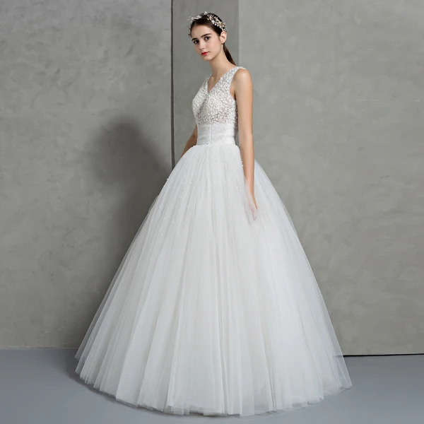 Schöne Ivory / Creme Brautkleider 2018 Ballkleid V-Ausschnitt Ärmellos Rückenfreies Perle Applikationen Mit Spitze Perlenstickerei Lange Rüschen