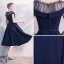 Chic / Belle Bleu Marine Transparentes Robe De Soirée 2018 Princesse Encolure Dégagée Manches Courtes Faux Diamant Ceinture Thé Longueur Volants Robe De Ceremonie