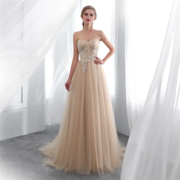 Élégant Champagne Robe De Soirée 2018 Empire Amoureux Sans Manches Appliques En Dentelle Train De Balayage Volants Dos Nu Robe De Ceremonie