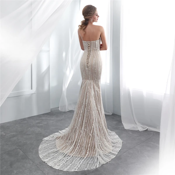Chic / Belle Champagne Robe De Soirée 2018 Trompette / Sirène Bustier Sans Manches Appliques En Dentelle Tribunal Train Volants Dos Nu Robe De Ceremonie
