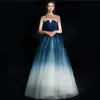 Moderne / Mode Bleu Marine Dégradé De Couleur Blanche Robe De Soirée 2018 Princesse Bustier Sans Manches Longue Volants Dos Nu Robe De Ceremonie